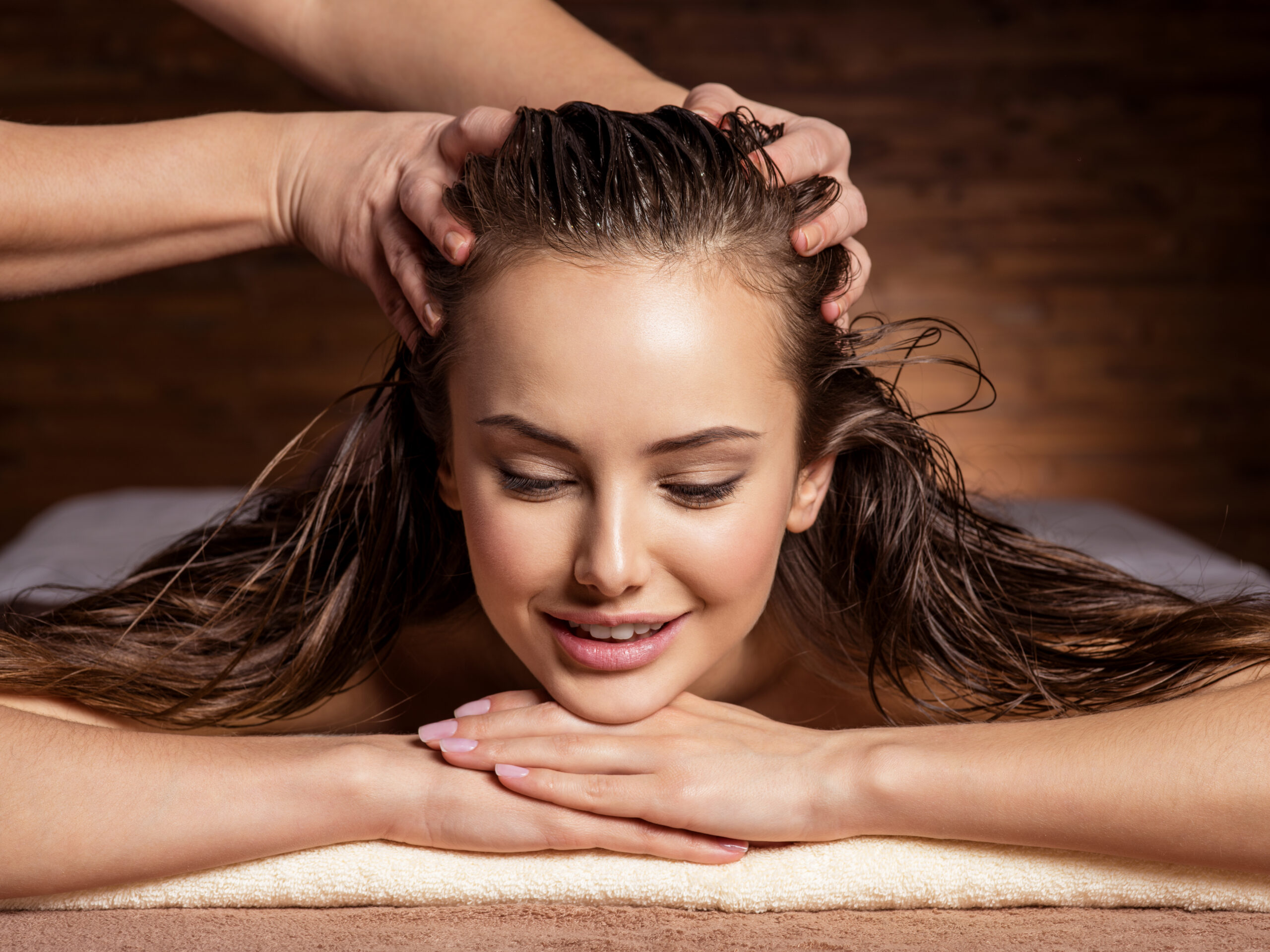 masseur doing massage head hair woman spa salon scaled